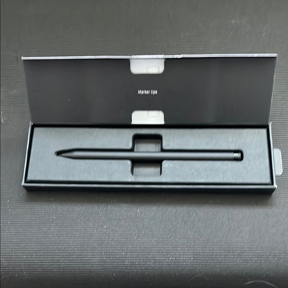 reMarkable Tablet with Cover - Picture 7 of 9